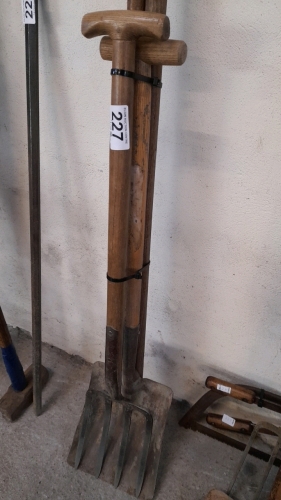 3 GARDENING TOOLS