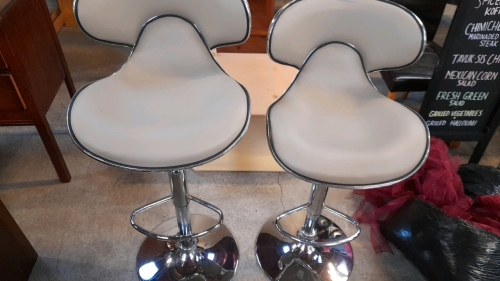 2 STOOLS