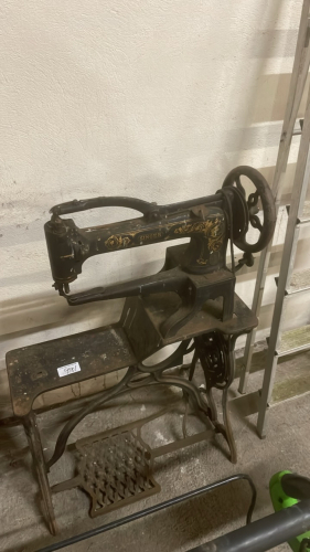 SINGER INDUSTRIAL SEWING MACHINE
