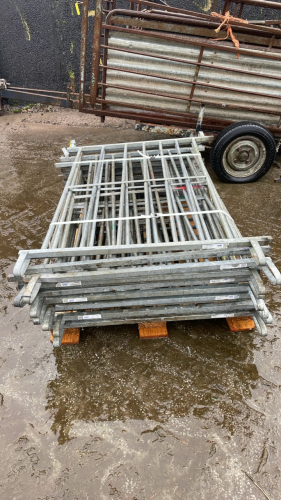 17 4' IAE SHEEP HURDLES