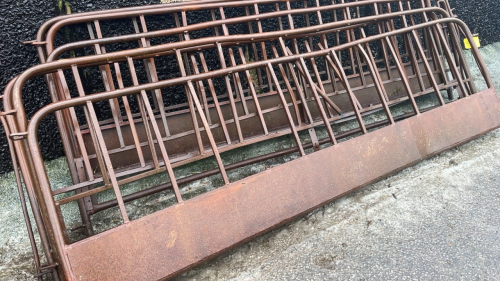 LONG SHEEP FEED BARRIERS