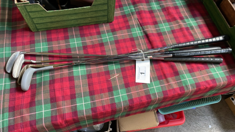 4 GOLF PUTTERS