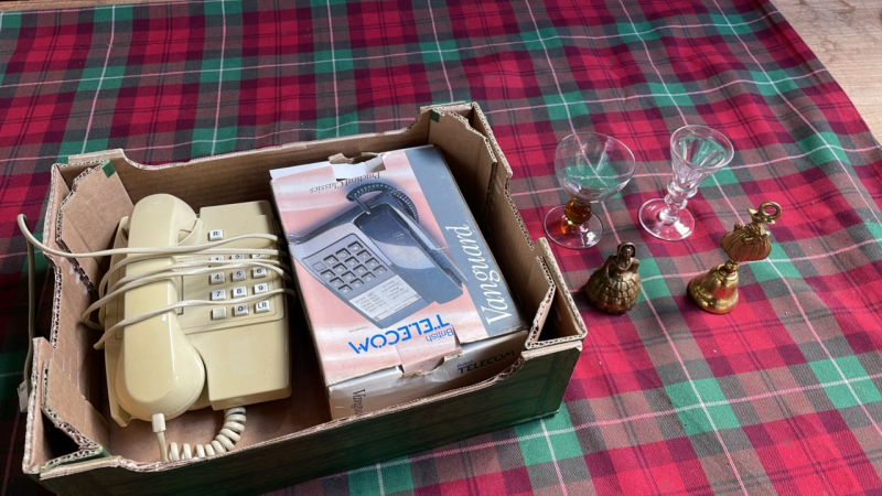 BOX-2 PHONES 2 GLASSES & 2 BELLS