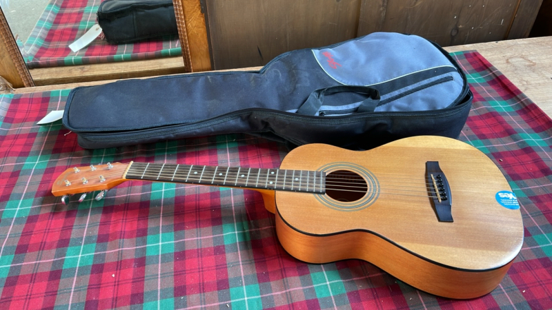 SQUIER 20TH ANNIVERSARY GUITAR & CASE