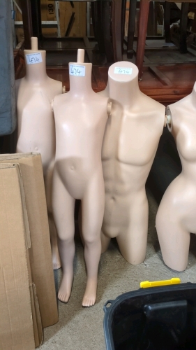 5 MANNEQUINS
