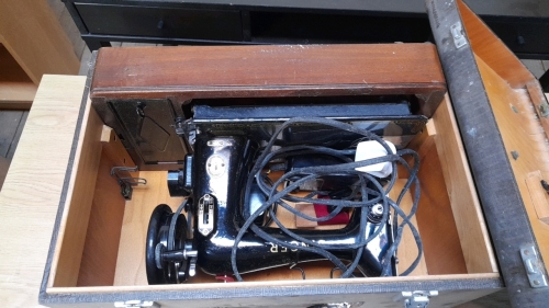 SINGER SEWING MACHINE & KNITTING MACHINE