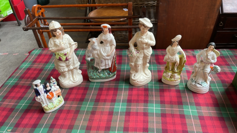 BOX STAFFORDSHIRE FIGURINES