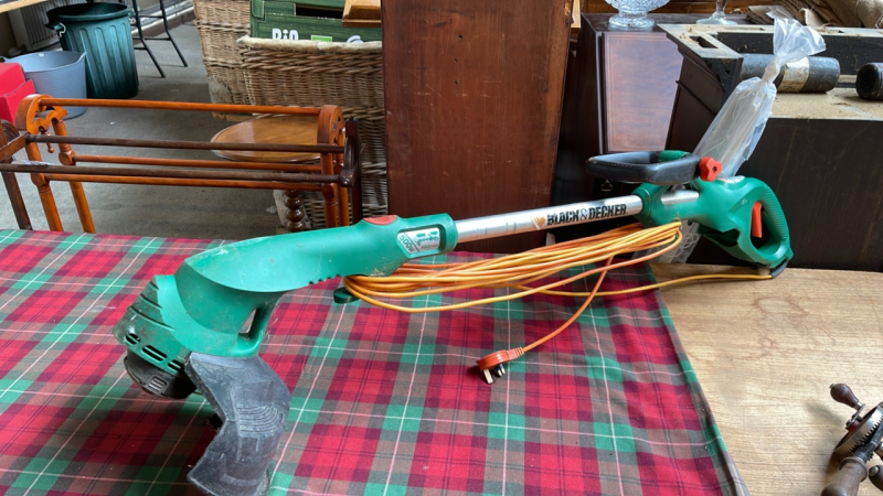 BLACK & DECKER STRIMMER