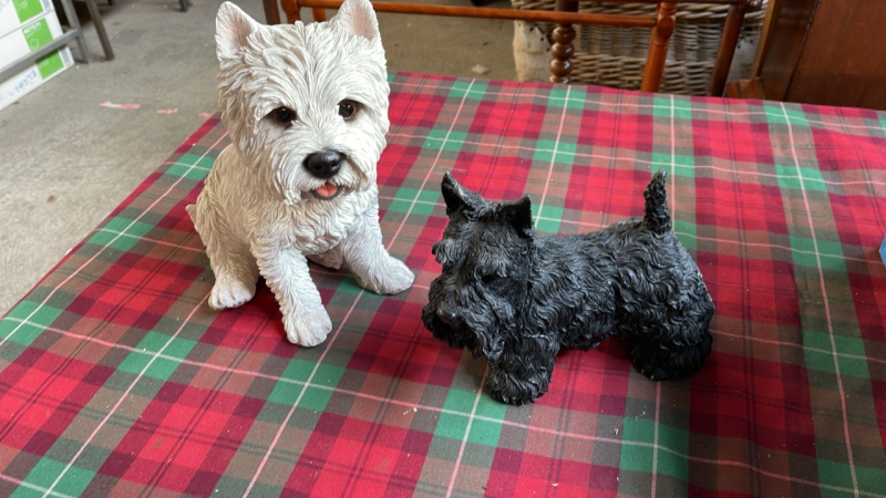 2 DOG ORNAMENTS & GARDEN ORNAMENTS