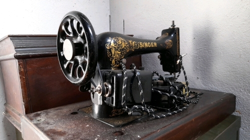 SEWING MACHINE