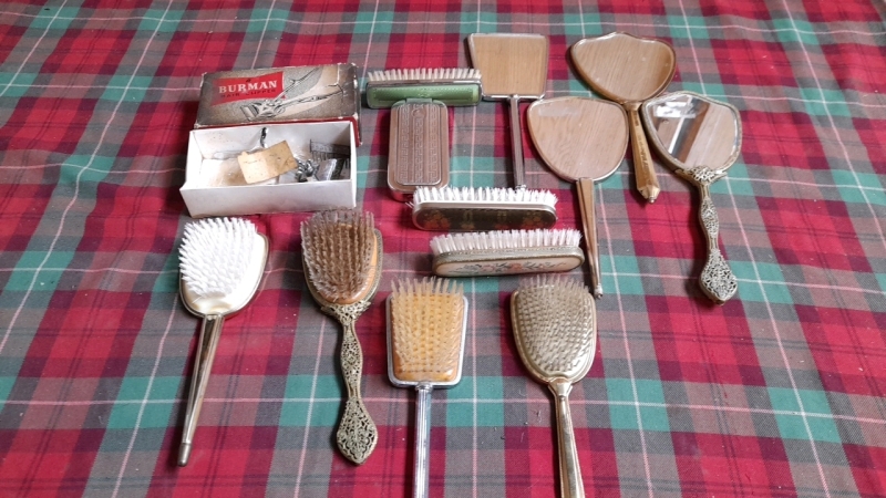 BOX-DRESSING TABLE MIRRORS & BRUSHES RAZOR & CLIPPERS