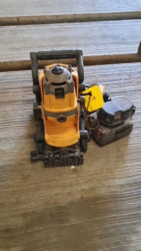 DeWalt Laser Level, Detector & Charger. Batteries not good