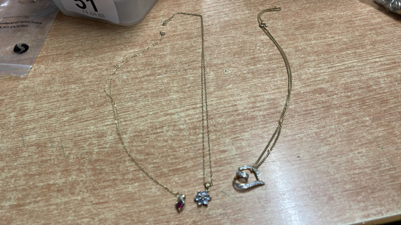 2 x 9CT GOLD NECKLACES & 3 x 9CT GOLD PENDANTS