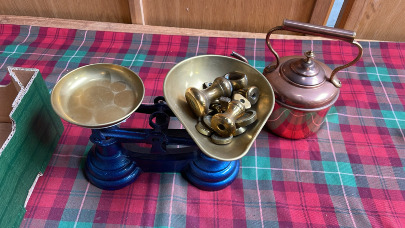 BOX-COPPER KETTLE SCALES & WEIGHTS- NOT MATCHING