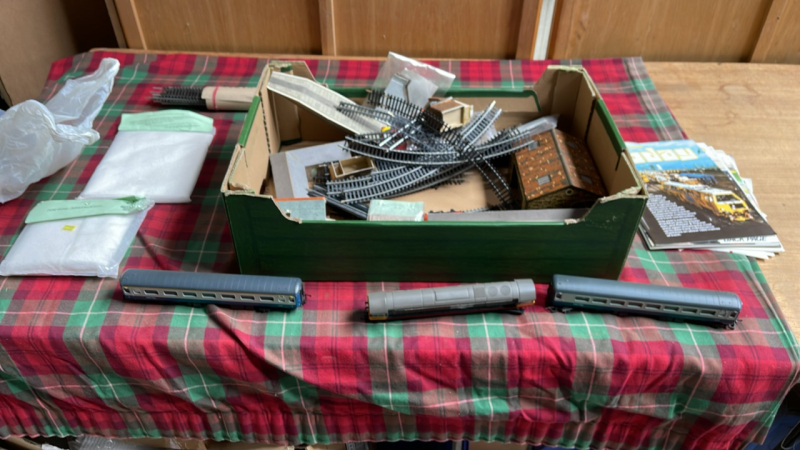 BOX MODEL RAILWAY ITEMS & TRACK