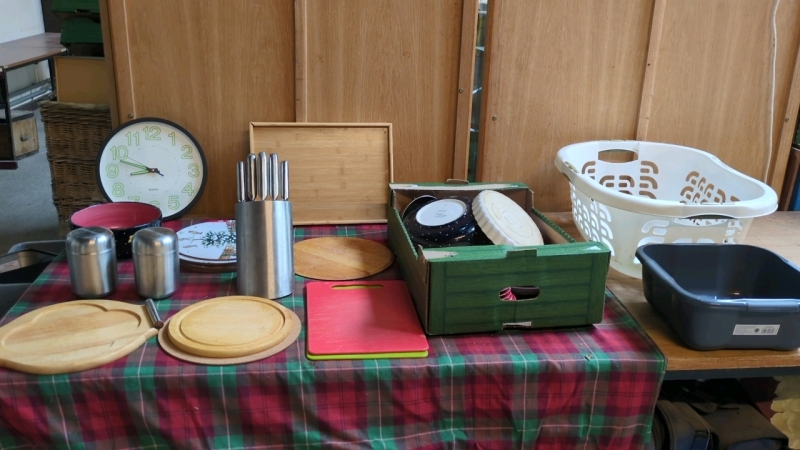 BOX & BASKET MISC KITCHEN ITEMS