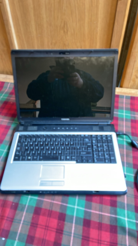 TOSHIBA LAP TOP & CHARGER