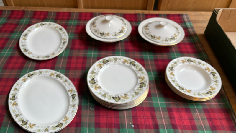 BOX ROYAL DOULTON DINNERWARE