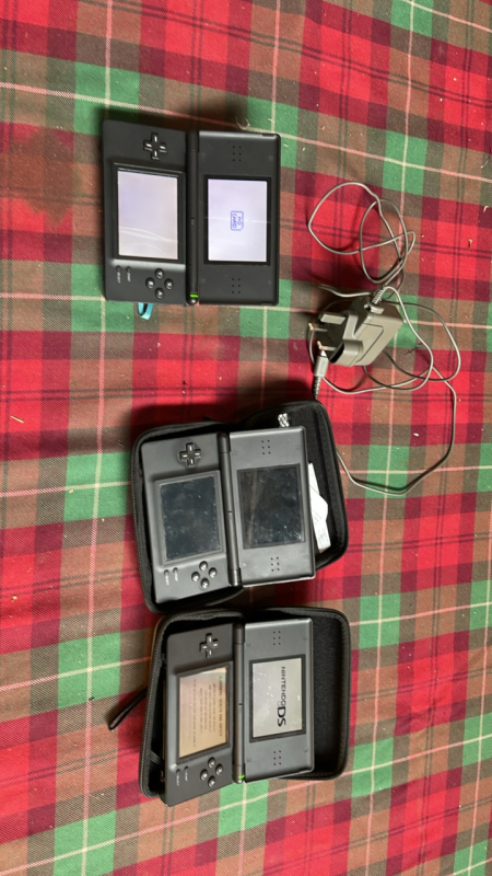 3 NINTENDO DS'S