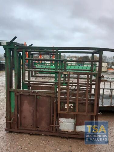 CATTLE CRUSH WITH ADJUSTABLE SELF LOCKING HEAD YOKE