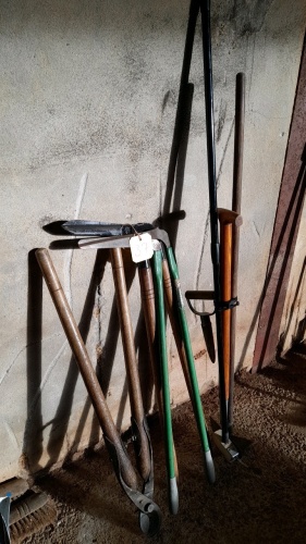 VARIOUS GARDEN TOOLS