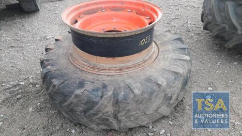 2 X FRONT RIMS OFF CLAAS 520 & 1 TYRE