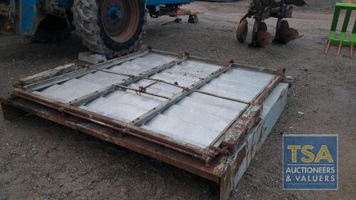 ALUMINIUM DOOR FOR A LIVESTOCK FLOAT