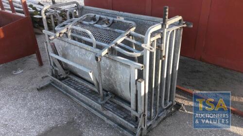 IRONWORKS ROLL OVER SHEEP CRATE