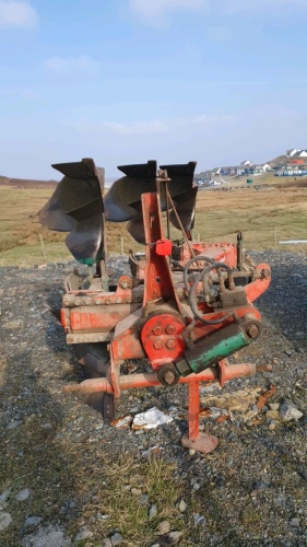 KVERNELAND 14" PLOUGH; 3 FURROW REV PLOUGH. NEW WEARING STEEL