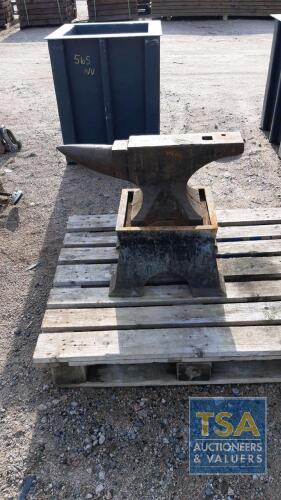 LARGE ANVIL AND STAND