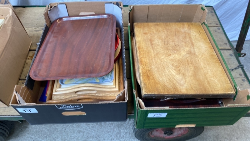 2 BOXES TRAYS & CHOPPING BOARDS