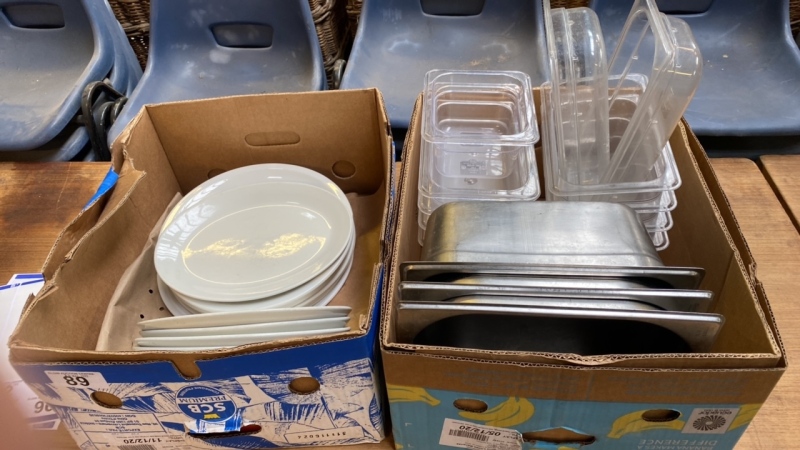 2 BOXES PLATES & BAIN MARIE DISHES