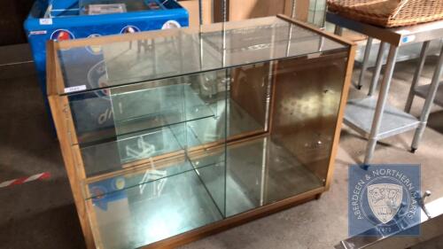 GLASS SHOP DISPLAY UNIT