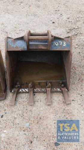 28" MINI DIGGER BUCKET (WITH PINS & TEETH ON BUCKET)