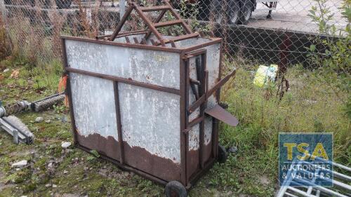 CALF DEHORNING CRATE