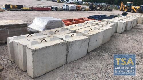 10 V INTERLOCKING CONCRETE BLOCKS - 3 X 2