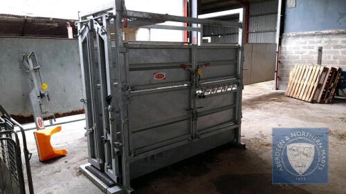 RITCHIE CATTLE CRUSH C/W RUBBER FLOOR