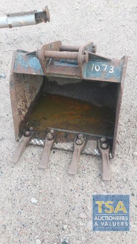 28" MINI DIGGER BUCKET (WITH PINS & TEETH ON BUCKET)