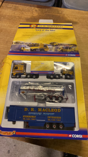 BOXED CORGI LORRY D R MACLEOD