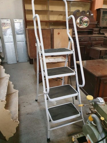 STEP LADDER