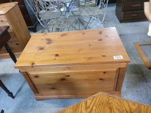 PINE BLANKET BOX