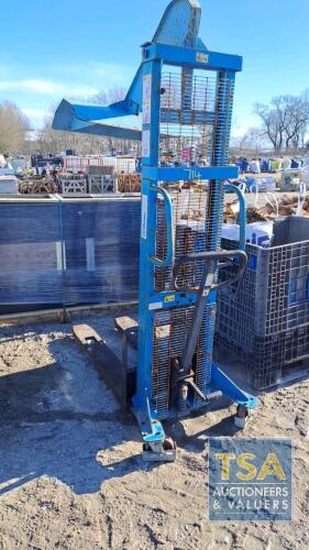 PALLET HIGH LIFT STACKER WITH COMPACTION HEAD