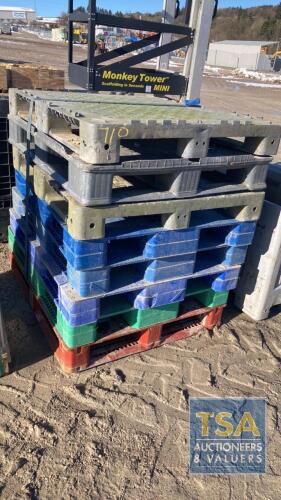 8 PLASTIC PALLETS