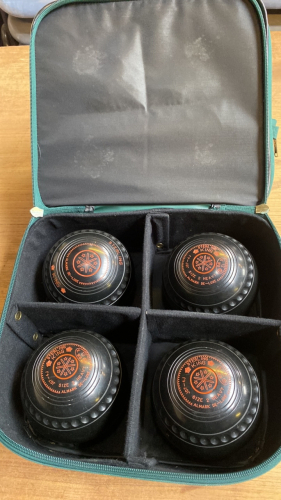 SET 4 LAWN BOWLS & BAG