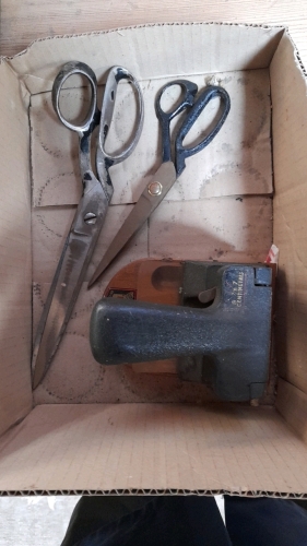 BOX BULL FINCH PUNCH & 2 SHEARS