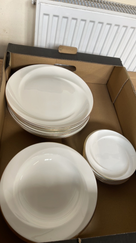 BOX WEDGWOOD PLATES