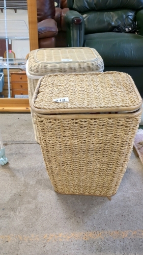 2 LAUNDRY BASKETS & SEAT PADS