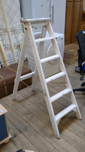 WHITE STEP LADDER