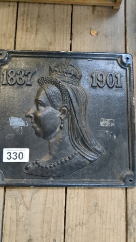 METAL QUEEN VICTORIA PLAQUE