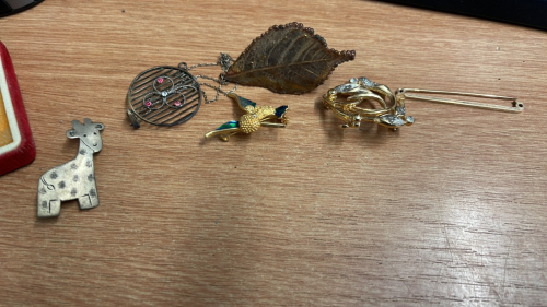 BOX MIXED BROOCHES ETC INCL 9CT GOLD BAR BROOCH